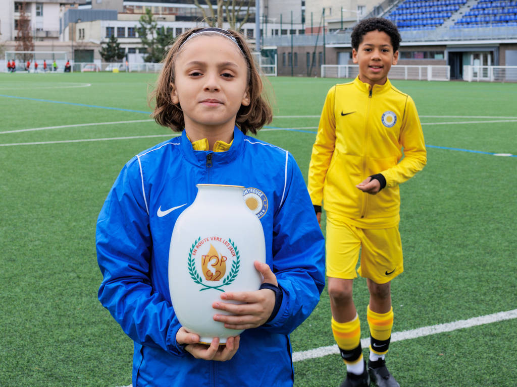 Un jeune joueur du MFC92 avec le vase