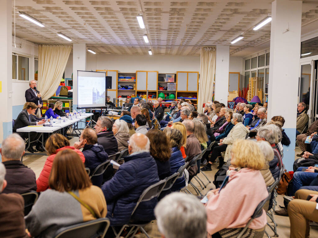 Chaque année, en novembre et décembre, des réunions publiques en présence du Maire, Étienne Lengereau, et des élus, sont organisées dans les six quartiers de la commune.
