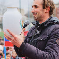 Pierre Olivier Lespiac avec le vase pendant les remises de médailles des olympiades