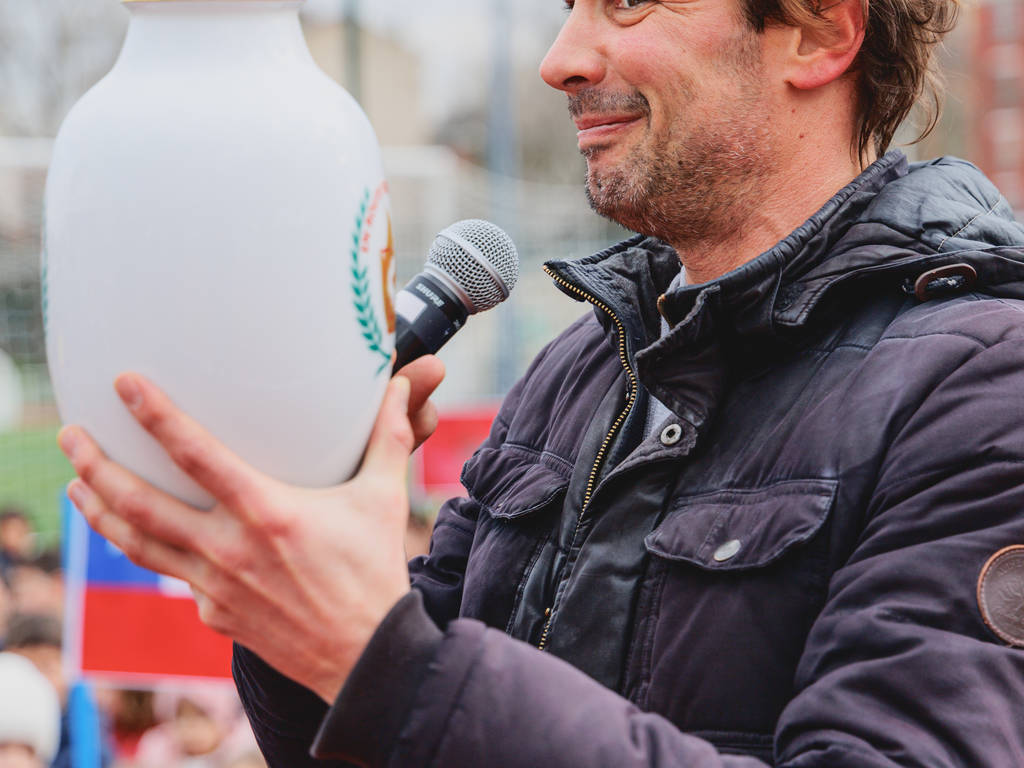 Pierre Olivier Lespiac avec le vase pendant les remises de médailles des olympiades