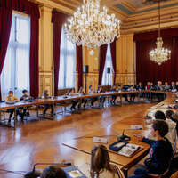Les 52 élus du Conseil municipal des enfants se réunissent régulièrement comme des grands en plénière dans la salle du conseil municipal à l'Hôtel de Ville
