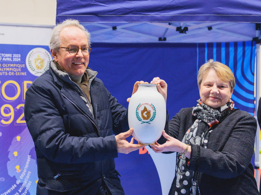 Transmission du vase Mayodon 47 à Bagneux entre Marie Hélène Amiable et Etienne Lengereau