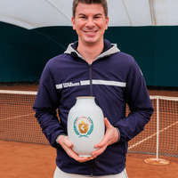 Nicolas coach de tennis au CAM avec le vase