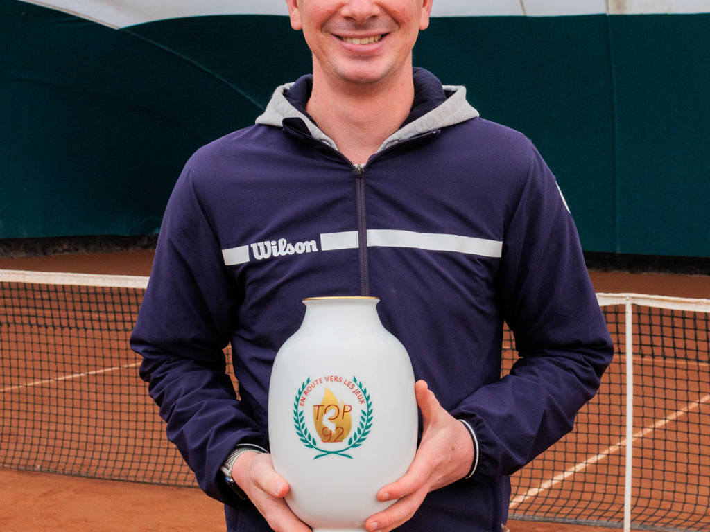 Nicolas coach de tennis au CAM avec le vase