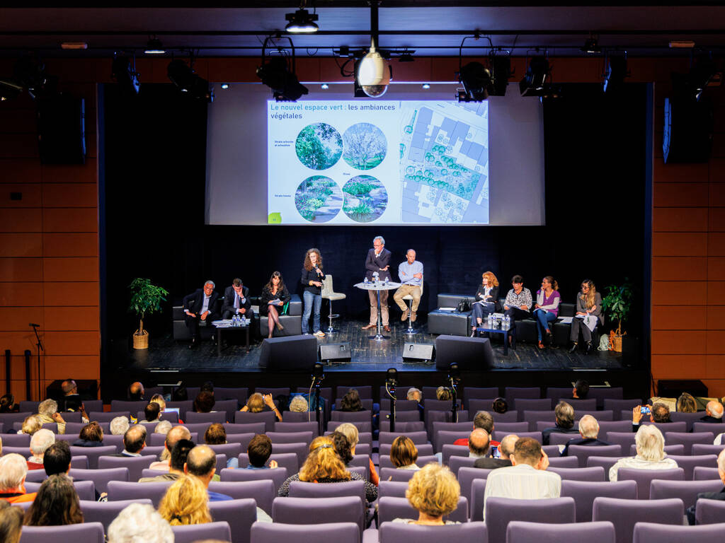 En réunion publique, le Maire, Étienne Lengereau et les élus, présentent les projets issus des consultations et concertations avec les habitants. Elles sont organisées dans le cadre de la mise en œuvre de chaque projet d'aménagement urbain.