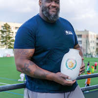 Marcus gardien du stade Jean Lezer avec le vase