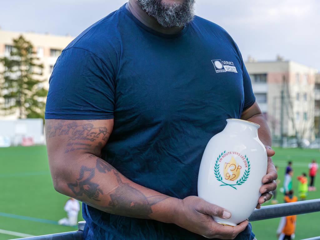 Marcus gardien du stade Jean Lezer avec le vase