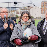 La transmission du vase à la Ville de Malakoff entre Etienne Lengereau et Jacqueline Belhomme