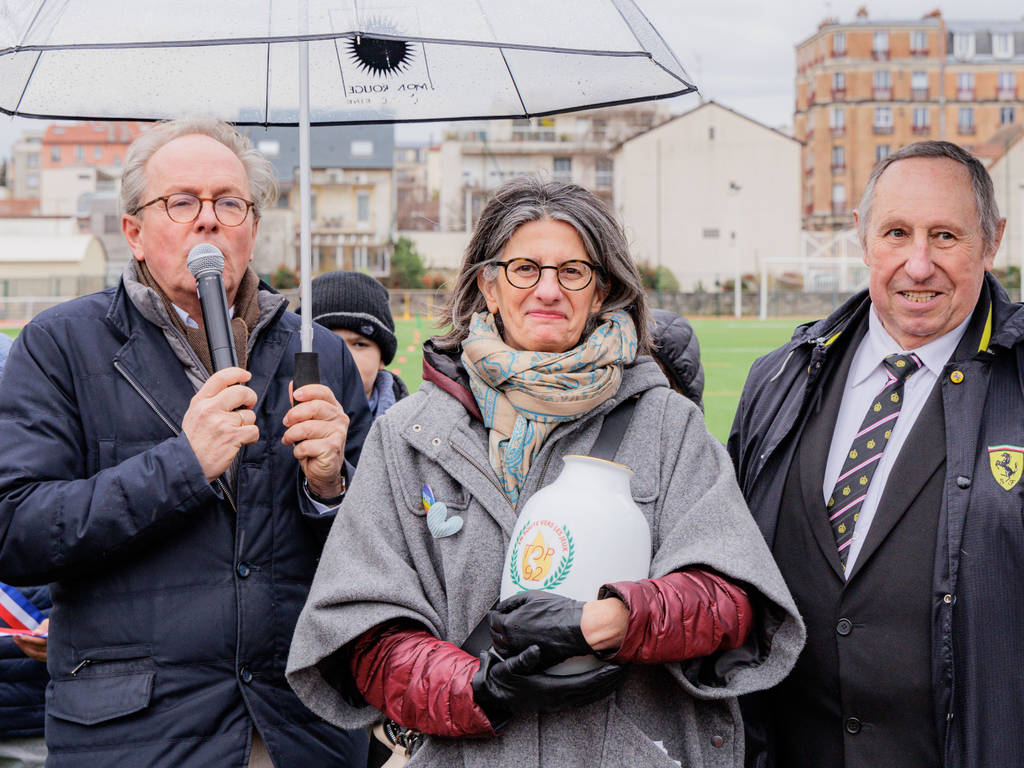 La transmission du vase à la Ville de Malakoff entre Etienne Lengereau et Jacqueline Belhomme