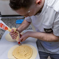 Une pâte d’amandes, un beurre pommade mélangé avec du sucre et monté à la feuille, de la poudre d’amandes torréfiées, puis de la farine et des œufs, et voici qu’apparaît la crème pâtissière… on mélange le tout et l’on obtient la fameuse frangipane ! Ici,