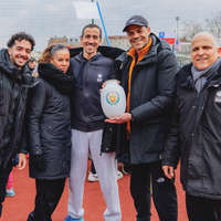 L'équipe des sport de la ville avec le vase