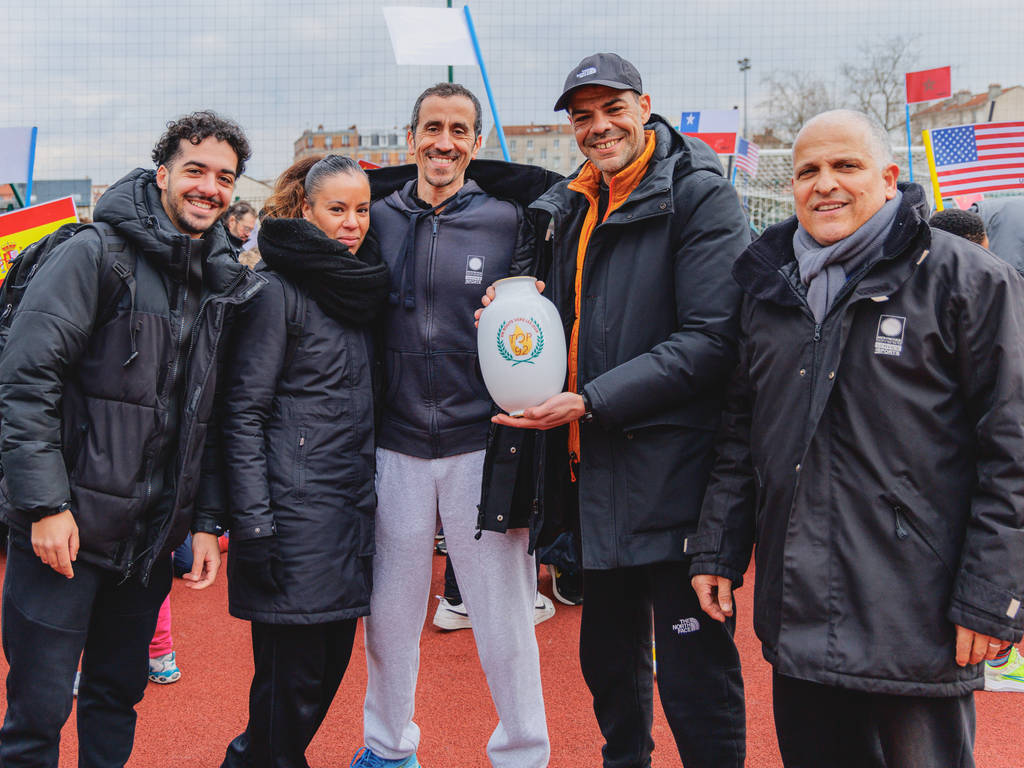 L'équipe des sport de la ville avec le vase