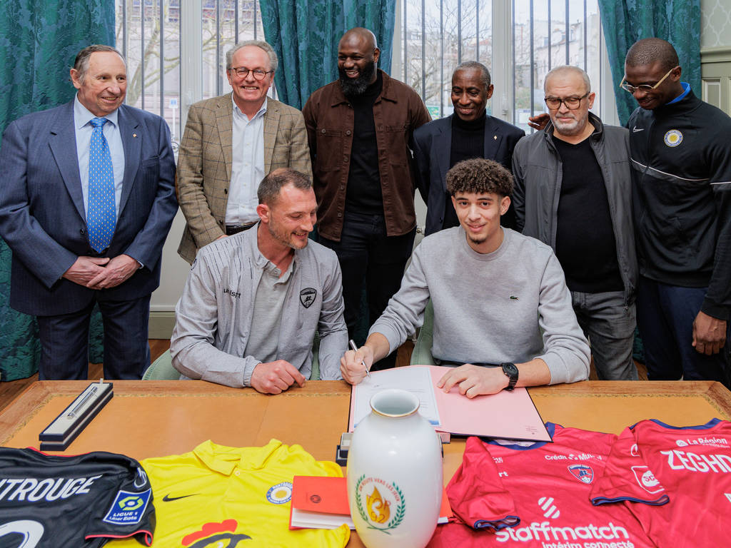 Signature de Merwan Zeghdane du MFC92 au Clermont Foot