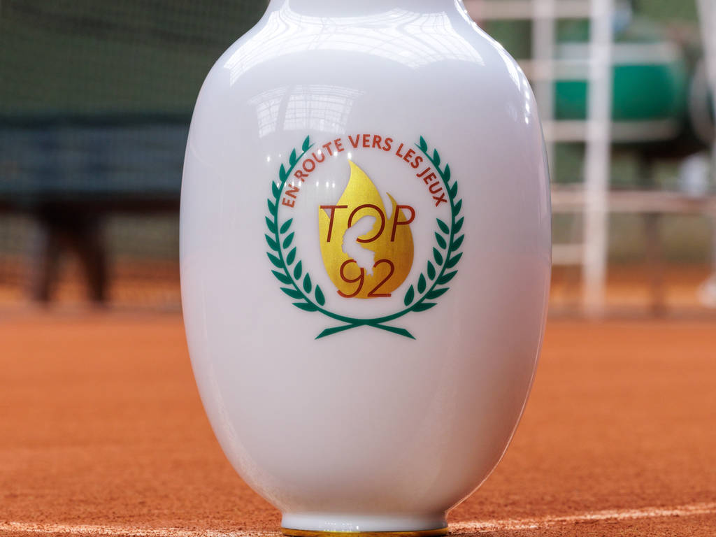 le vase sur un terrain de tennis du CAM